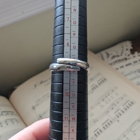 Silvertone and Cream Oval Ring Adjustable Band - Picture 2 of 7